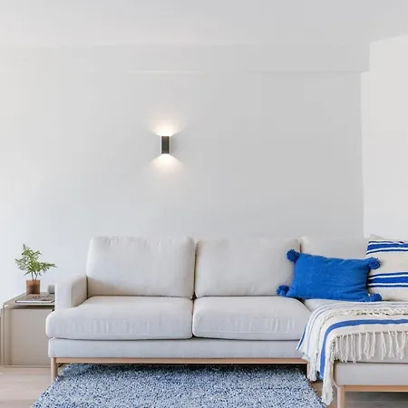 Beautiful With South Facing Terrace Апартаменты *